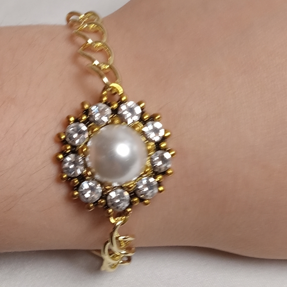 Hand Crafted Gold and Pearl Bracelet with Intricate Detailing - Picture 5 of 5